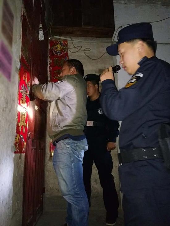 香港粗心妈妈误将幼女锁家中 民警全城寻开锁师傅开门