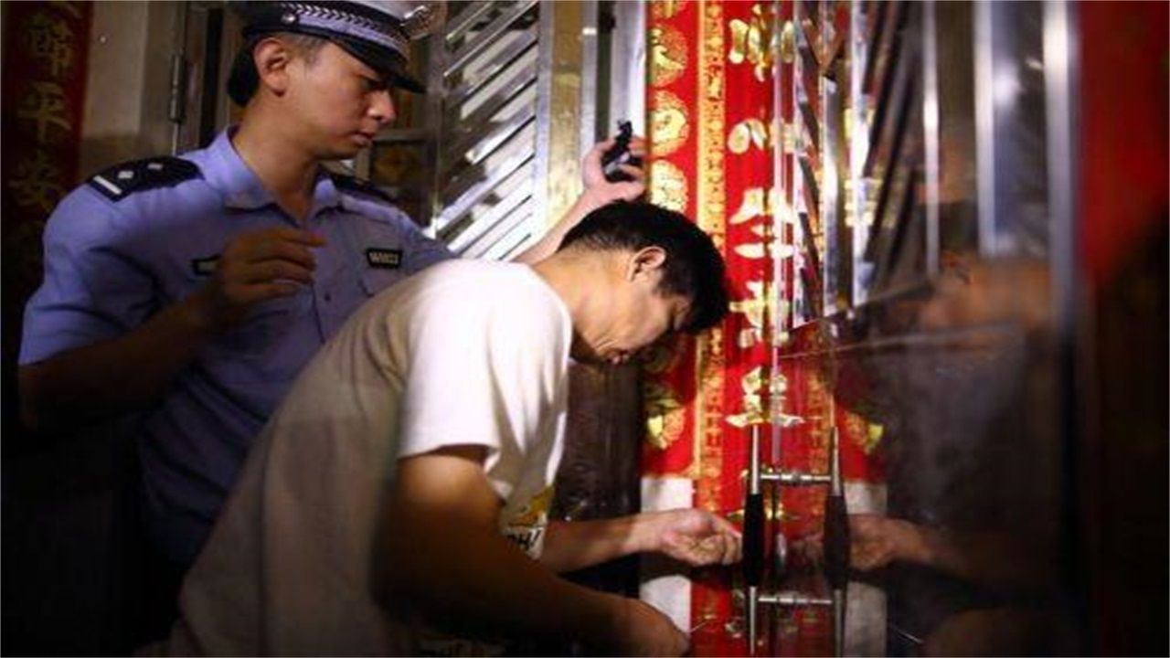 香港请开锁师傅开了锁后，师傅为什么一般都不进门，就算主人请也不进去？